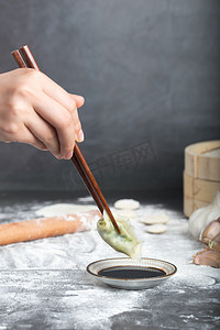 冬至包饺子摄影照片_饺子酱油醋摄影图