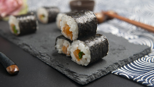 三文鱼寿司卷摄影图