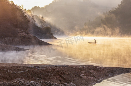 初冬湖面水雾山峰摄影图