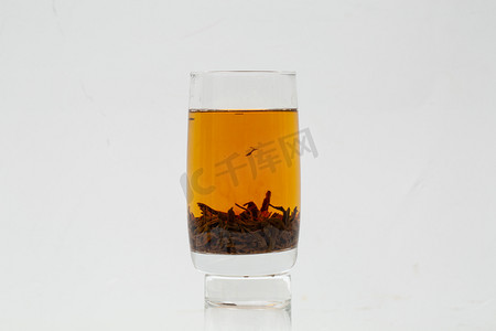 产品商图白色纯色背景之野生红茶泡茶叶茶罐摄影图配图