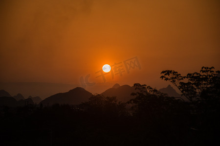桂林山脉上落日夕阳摄影图