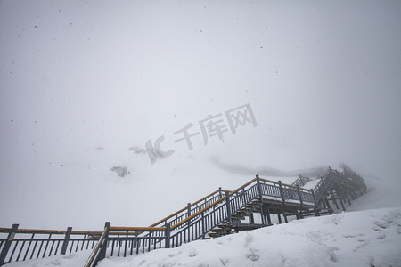 风景名胜雪峰雪景摄影图