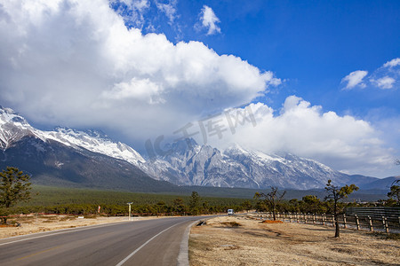 高山雪峰蓝天白云公路自然风景摄影图