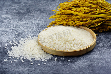 玉米大米饭摄影照片_水稻大米摄影图