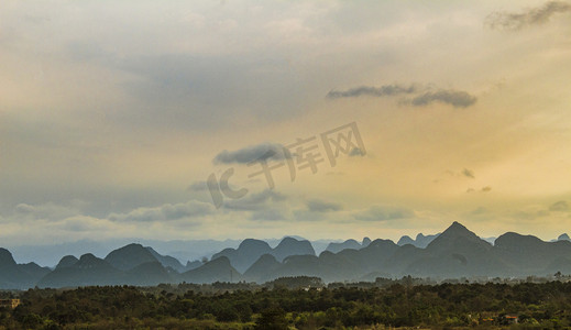 云彩黄昏摄影照片_唯美黄昏天空自然风景摄影图