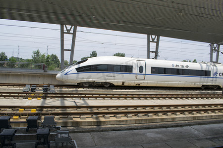 高铁动车和谐号飞驰实拍高铁入站摄影图高铁动车站站台一辆和谐号白色