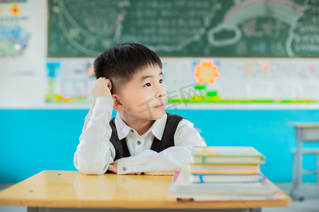 学生读书摄影照片_在教室思考问题的孩子