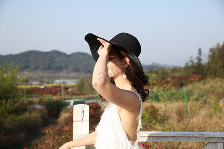 戴太阳帽的美女摄影照片_戴太阳帽穿吊带裙的模特