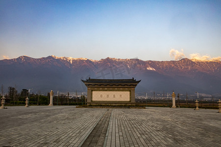 青山山峰下广场摄影图