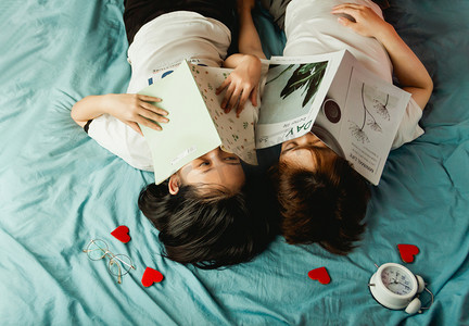 一起躺着看书的情侣