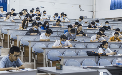 学习摄影照片_上课学习摄影图