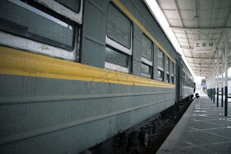 旅游季摄影照片_火车上车站摄影图 