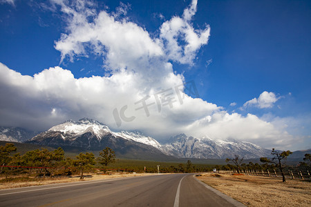 高山雪峰蓝天白云公路自然风景摄影图