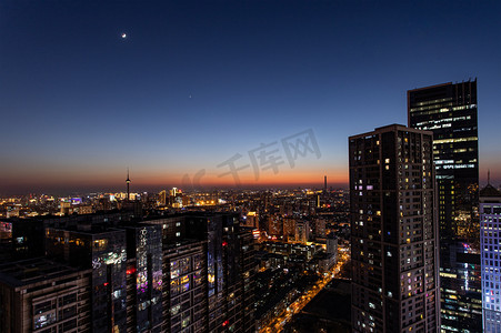 虫洞穿梭摄影照片_夕阳城市夜景摄影图