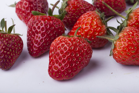 淡雪草莓摄影照片_新鲜可口草莓实物图近景摄影图配图