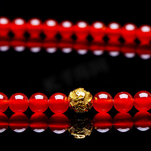 红色玛瑙和金饰串珠首饰摄影图