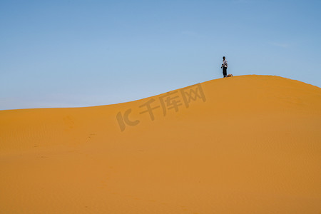 敦煌摄影照片_沙漠里的游客