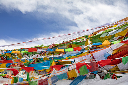 西藏悬挂着五彩经幡摄影图