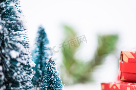摄影礼品摄影照片_圣诞树与圣诞礼物冬日圣诞节摄影图