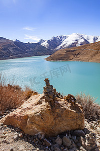 山里湖泊摄影图
