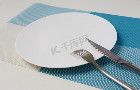 勺摄影照片_厨房工具餐具刀叉勺盘子摄影图