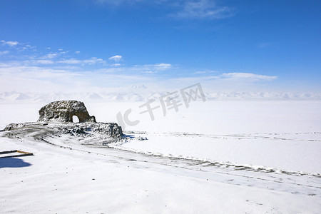 雪景天空摄影照片_蓝天下大地和雪摄影图