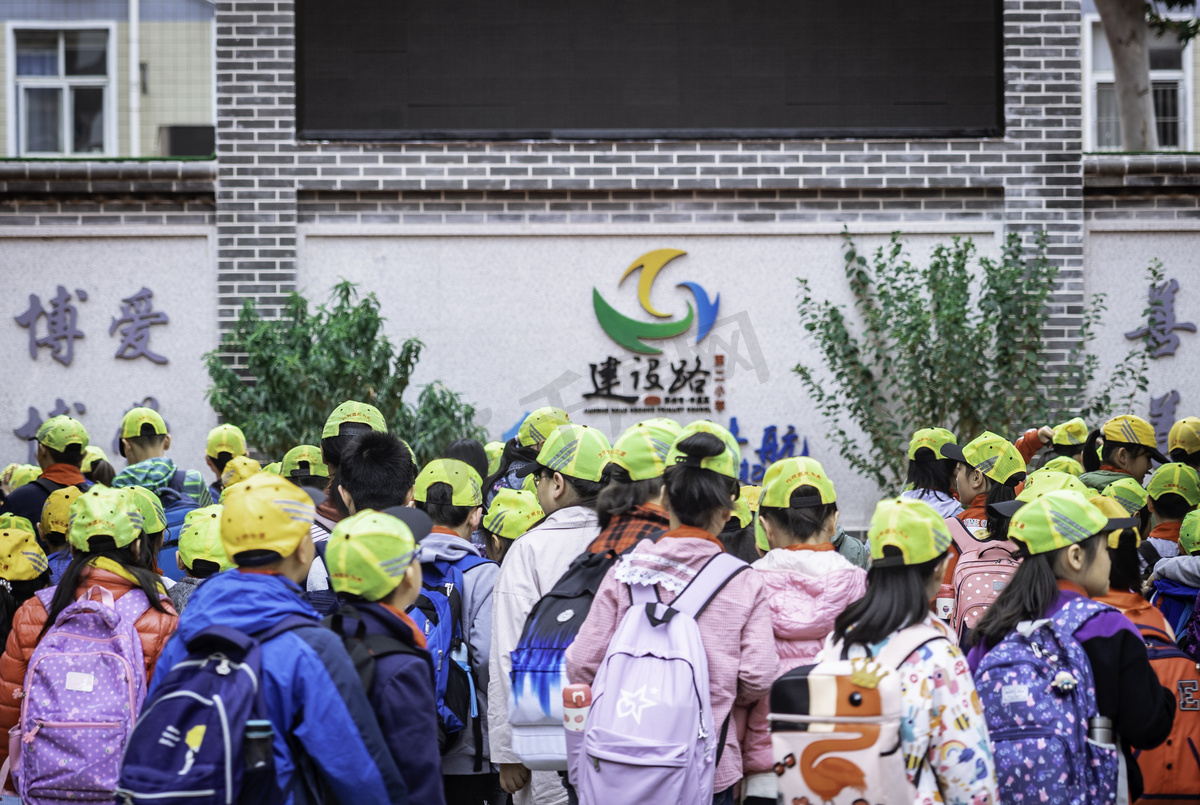 开学人流摄影图片-开学人流摄影作品-千库网