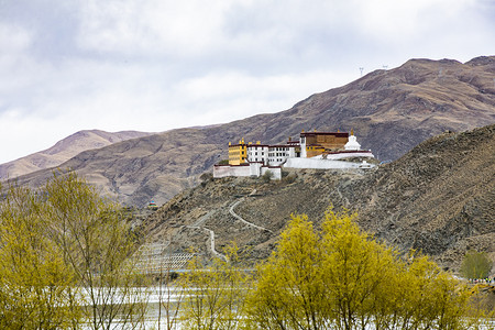远处西藏布达拉宫摄影图