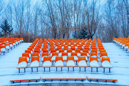冬天冬季学校操场座椅雪景摄影图