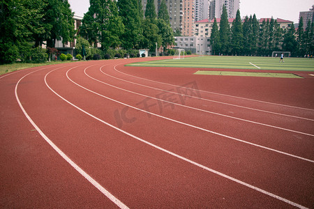 学校标志牌摄影照片_学校的操场