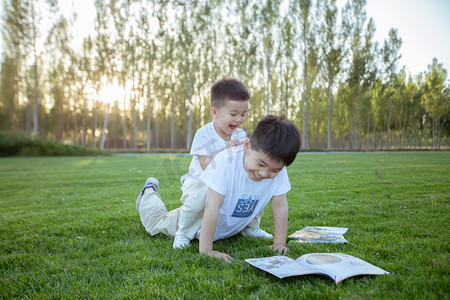 学习摄影照片_草地上玩耍的小哥俩