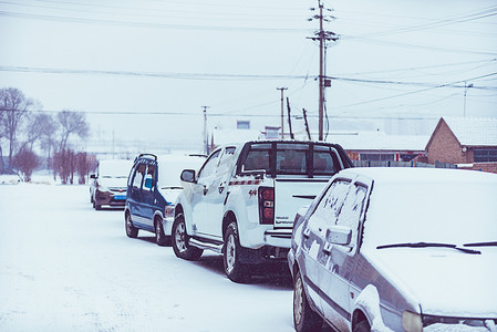 雪村摄影照片_积雪汽车风雪摄影图