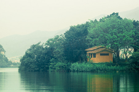 岛上小木屋摄影图