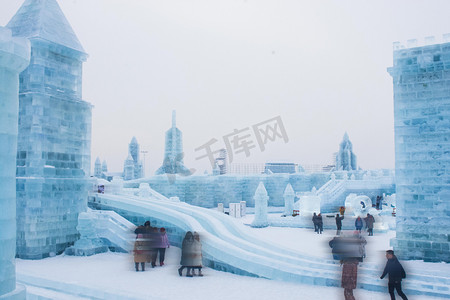 防暑降温礼包摄影照片_冰雪大世界游客摄影图