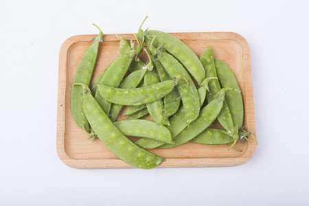 豆类蔬菜摄影照片_木盘装绿色有机扁豆角摄影图