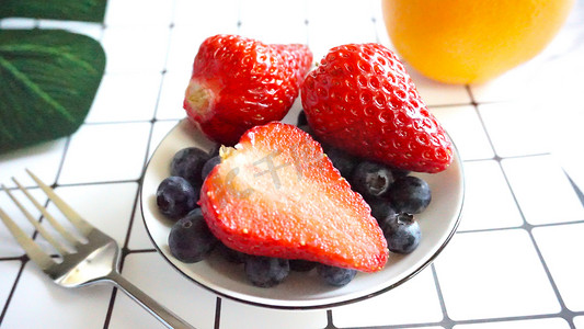 草莓蓝莓摄影照片_下午茶草莓摄影图
