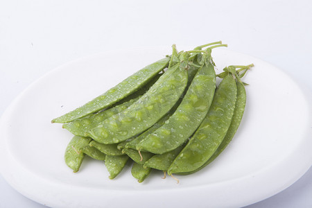 豆类蔬菜摄影照片_白色盘装扁豆食材摄影图 