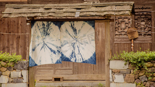 古代风景图摄影照片_古代建筑扎染布帘摄影图