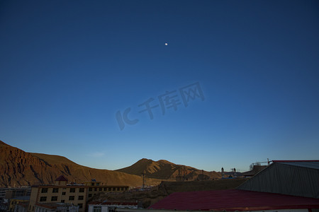 骑行青海湖摄影照片_青海景区夜色山脉摄影图