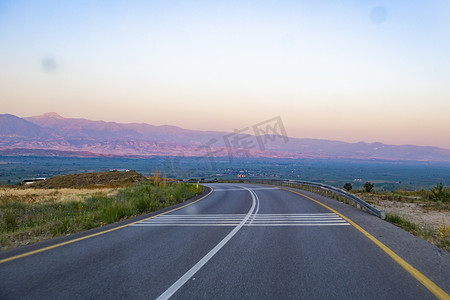 早晨公路山脉摄影图