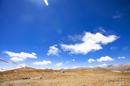 西藏红豆摄影照片_蓝天白云摄影图