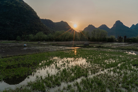 乡下田间夕阳落日自然风景摄影图