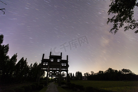 星空星轨摄影照片_牌楼道路和星轨摄影图