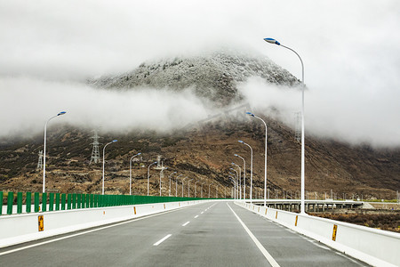 西藏风景雪山云雾摄影图