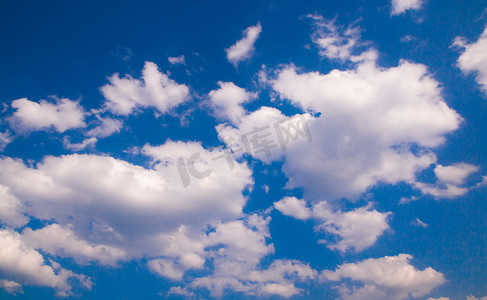 云朵渐变卡通摄影照片_蓝色天空云朵摄影图