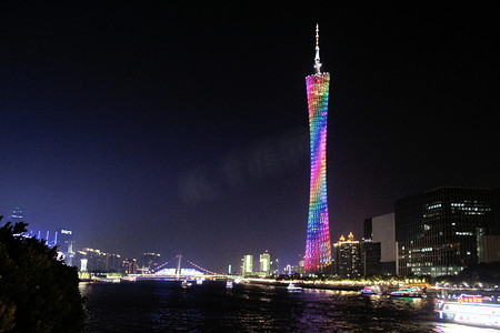 广州塔西塔和东塔摄影照片_珠江上的广州塔小蛮腰摄影图