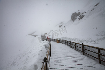 风景名胜雪峰雪景摄影图