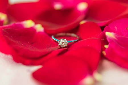 鲜花与求婚戒指摄影图