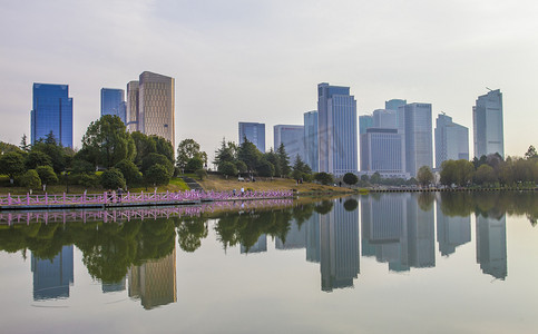 城市倒影摄影照片_公园湖水倒影自然风景摄影图