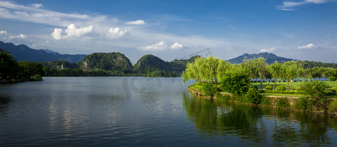 夏日蓝天绿柳湖畔摄影图